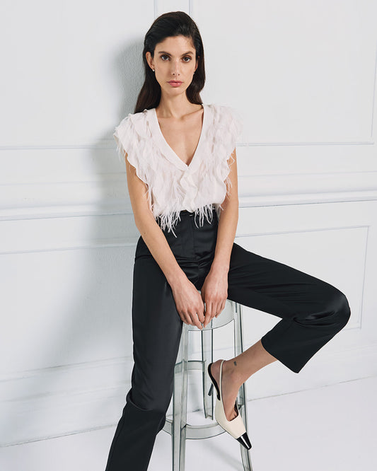 Camicia bianca senza maniche con volant e piume