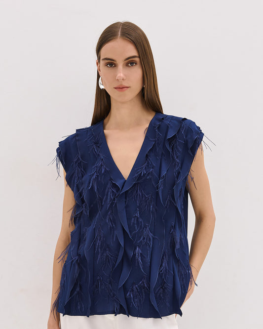 Camicia blu senza maniche con volant e piume
