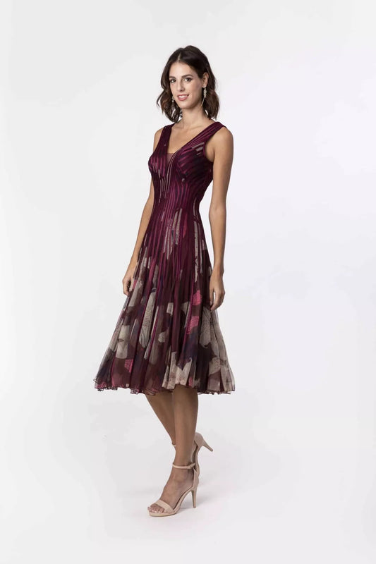 Abito bordeaux con scollo a v e profili in raso