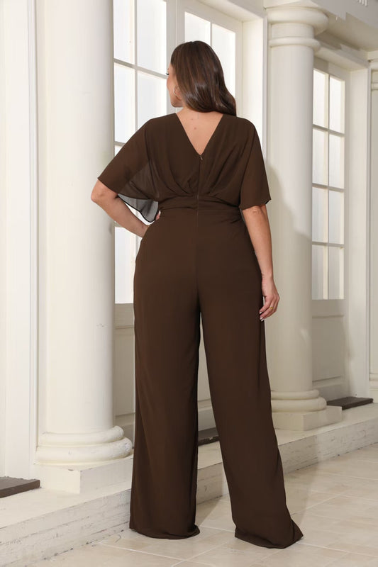 Elegante tuta da cerimonia con silhouette fluida, vita definita. Taglie curvy