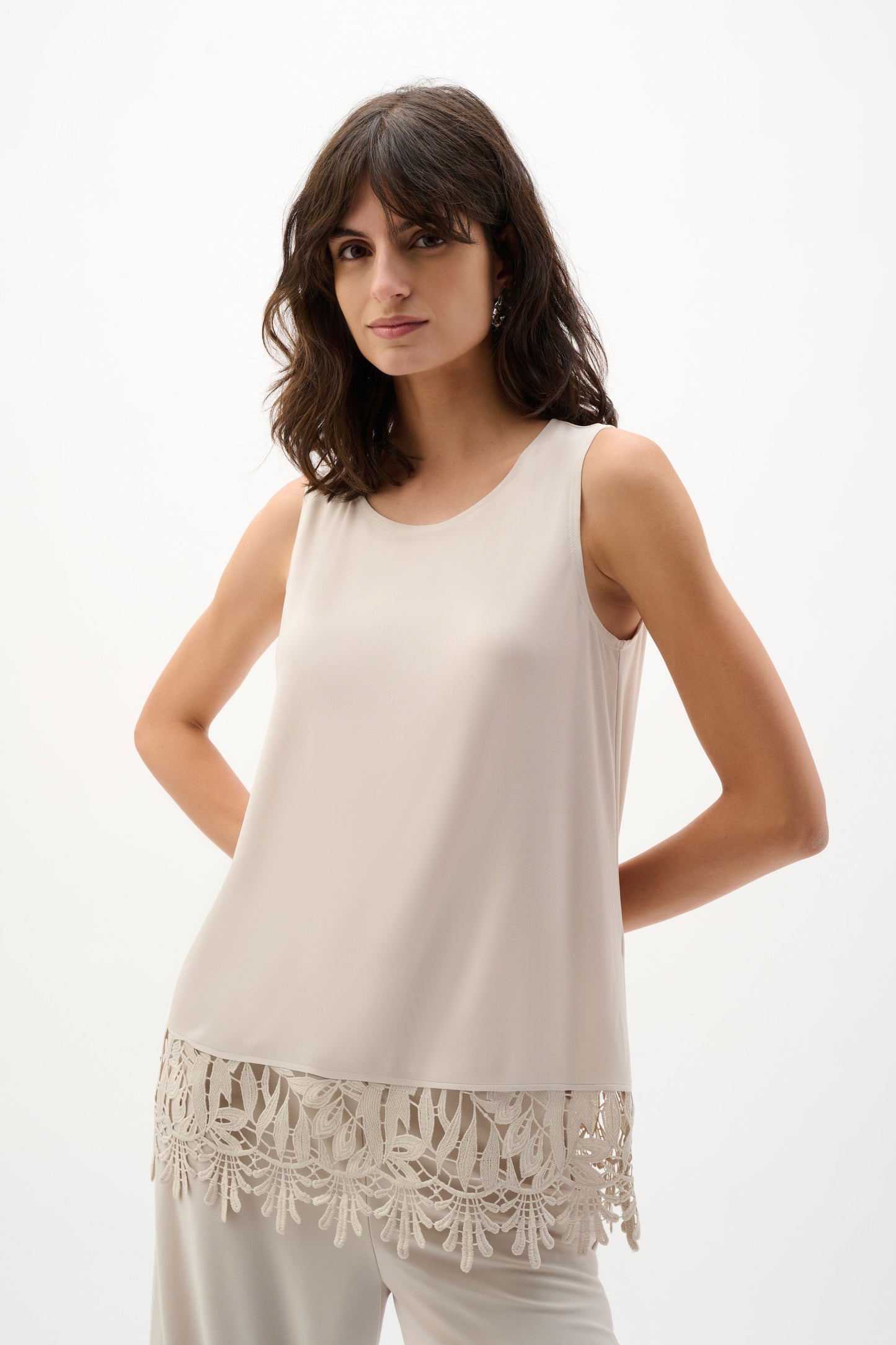 Top in jersey seta con orlo in pizzo