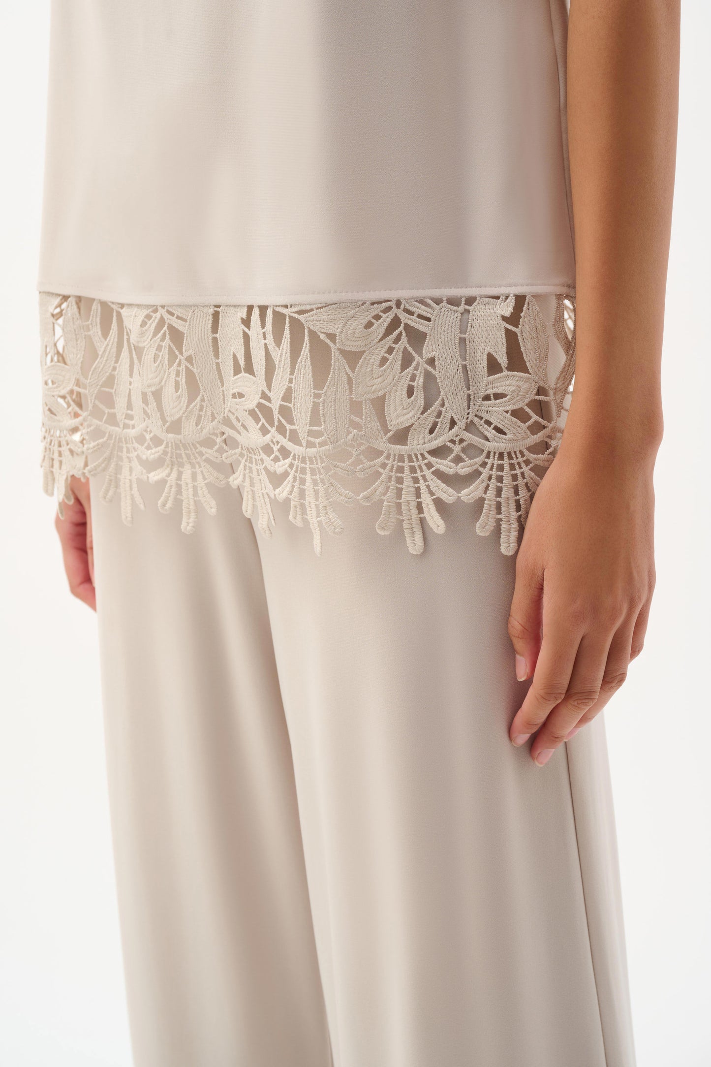 Top in jersey seta con orlo in pizzo