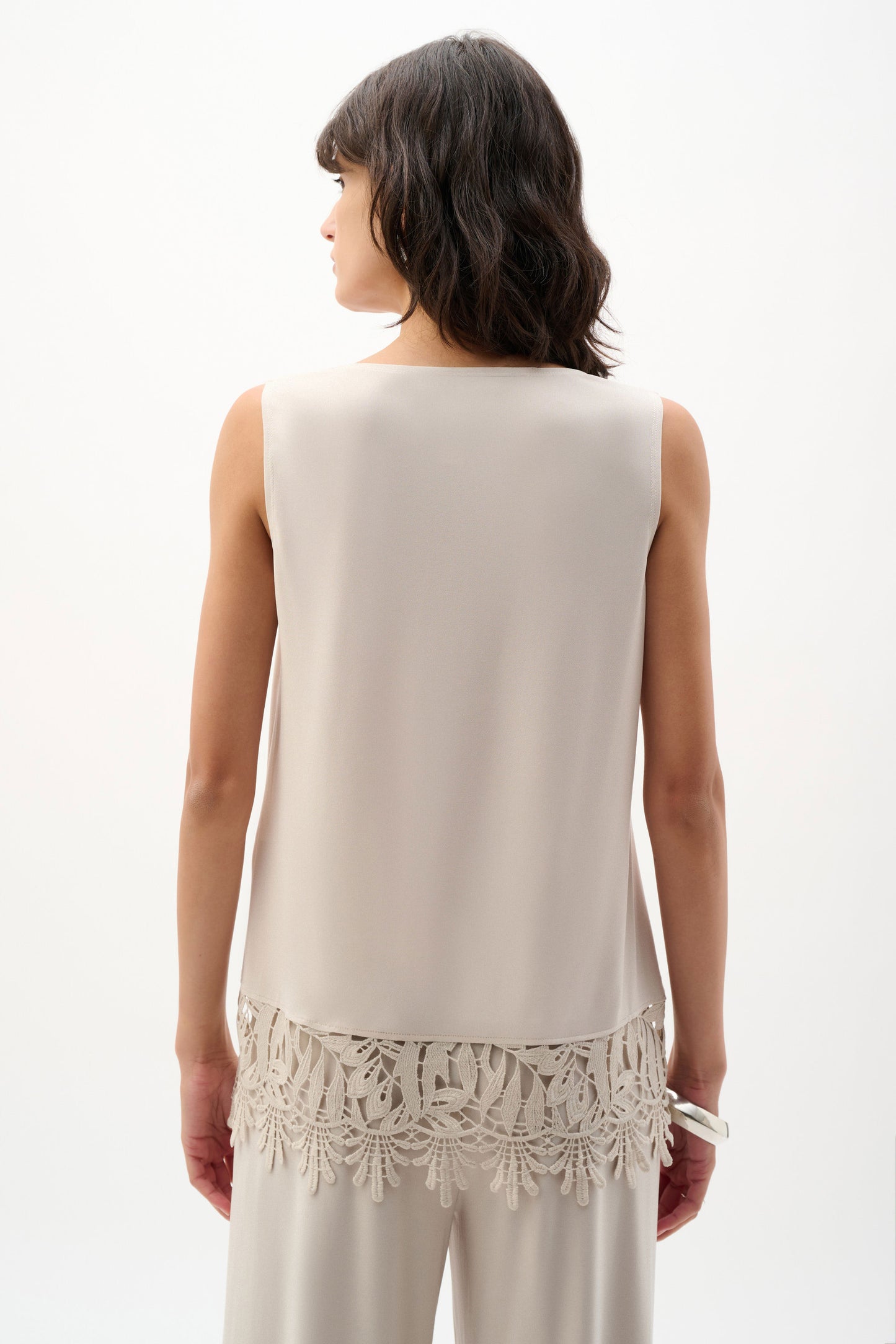 Top in jersey seta con orlo in pizzo