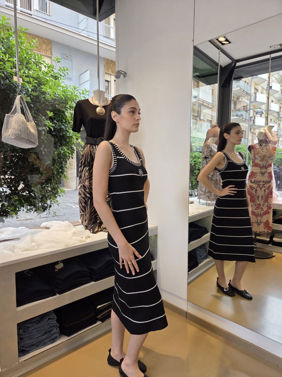 Abito Camelia in Maglia – Chic in Bianco e Nero
