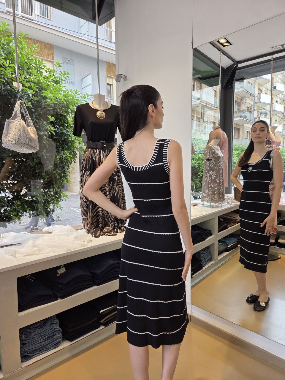 Abito Camelia in Maglia – Chic in Bianco e Nero