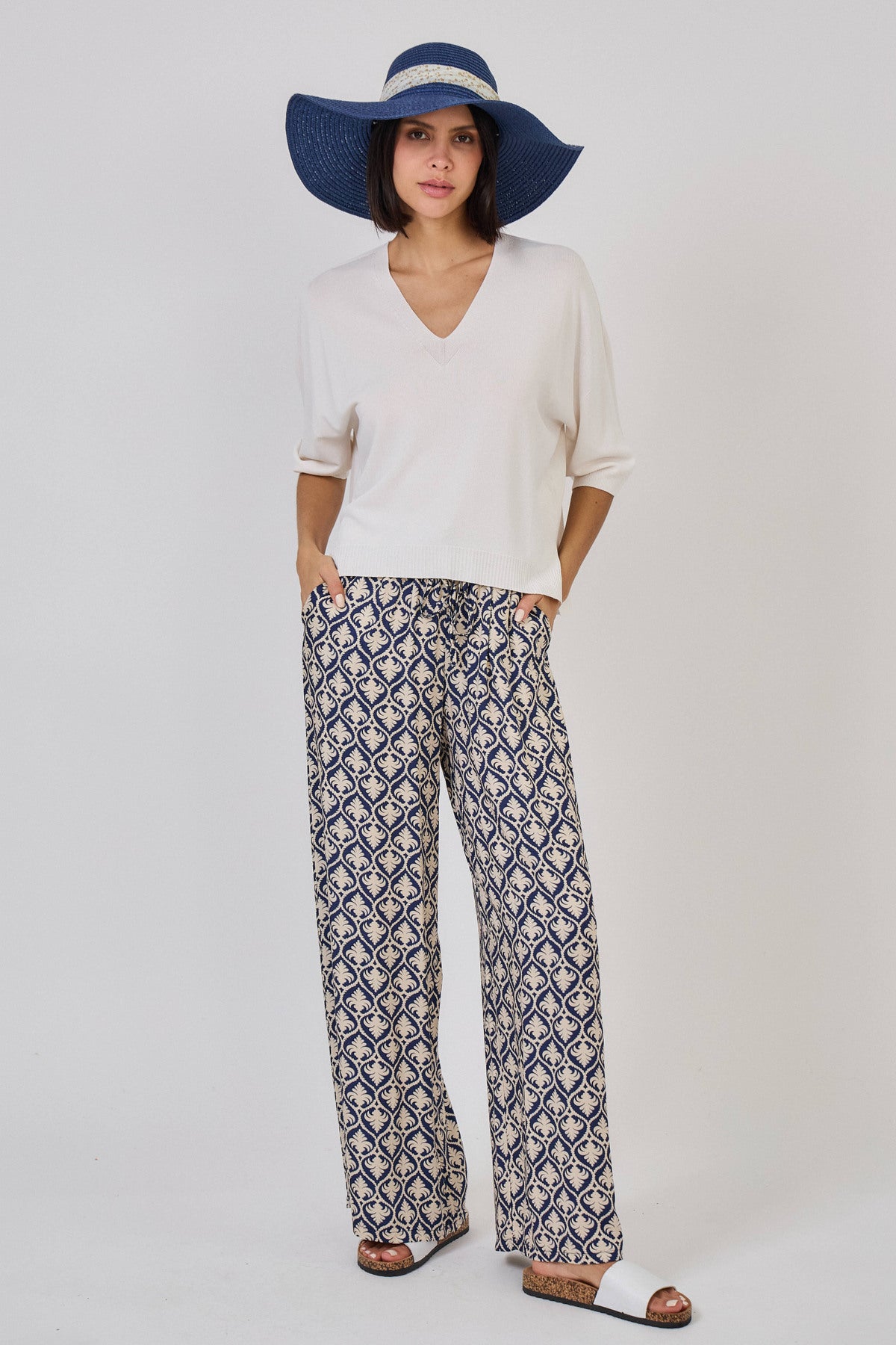 Pantaloni a gamba larga con stampa arabesque -  beige e nero o beige e blu