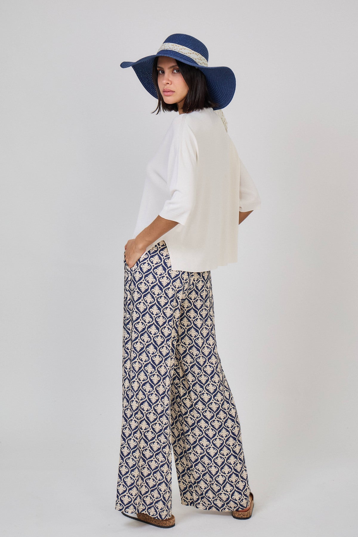 Pantaloni a gamba larga con stampa arabesque -  beige e nero o beige e blu