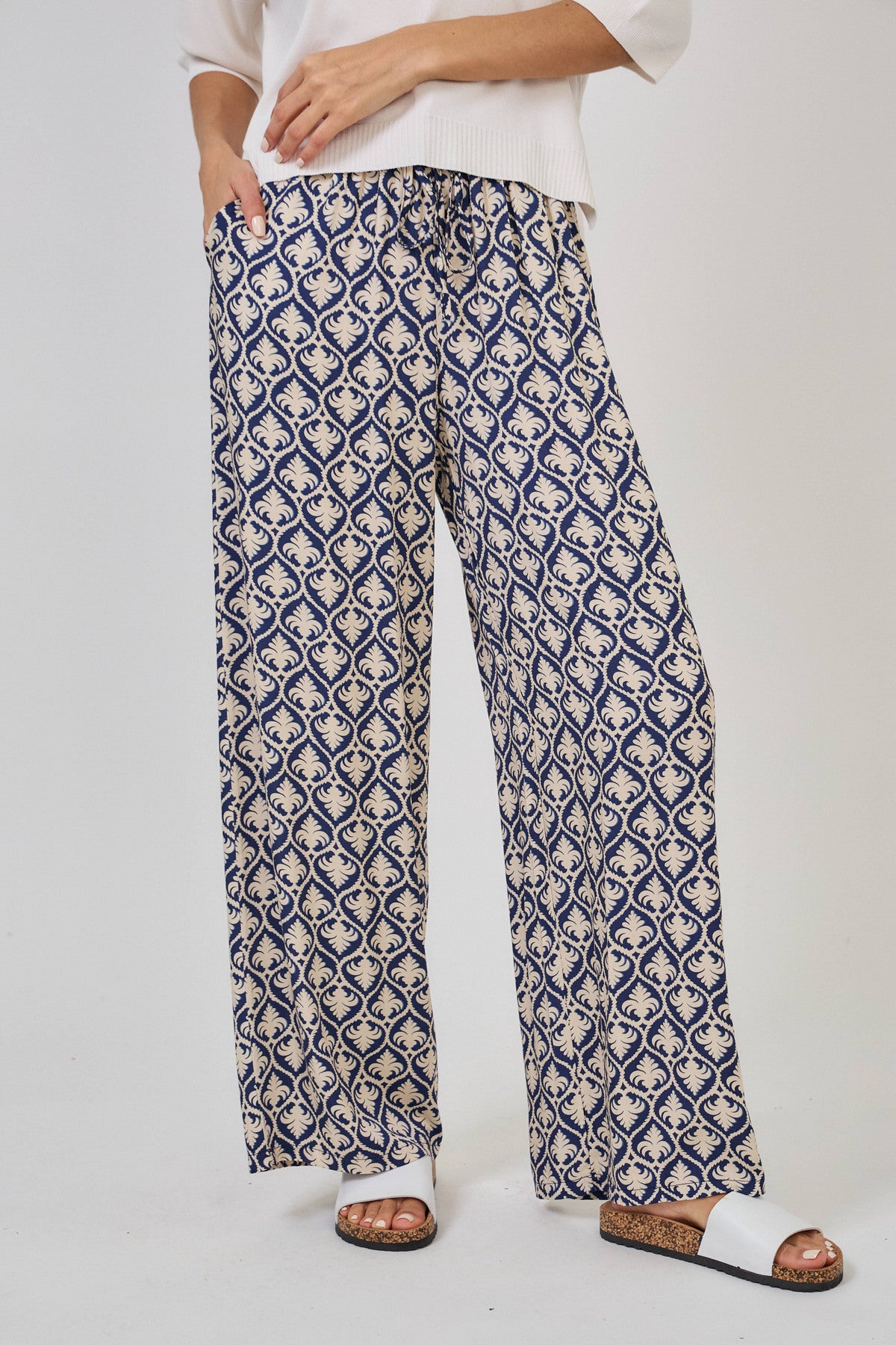 Pantaloni a gamba larga con stampa arabesque -  beige e nero o beige e blu