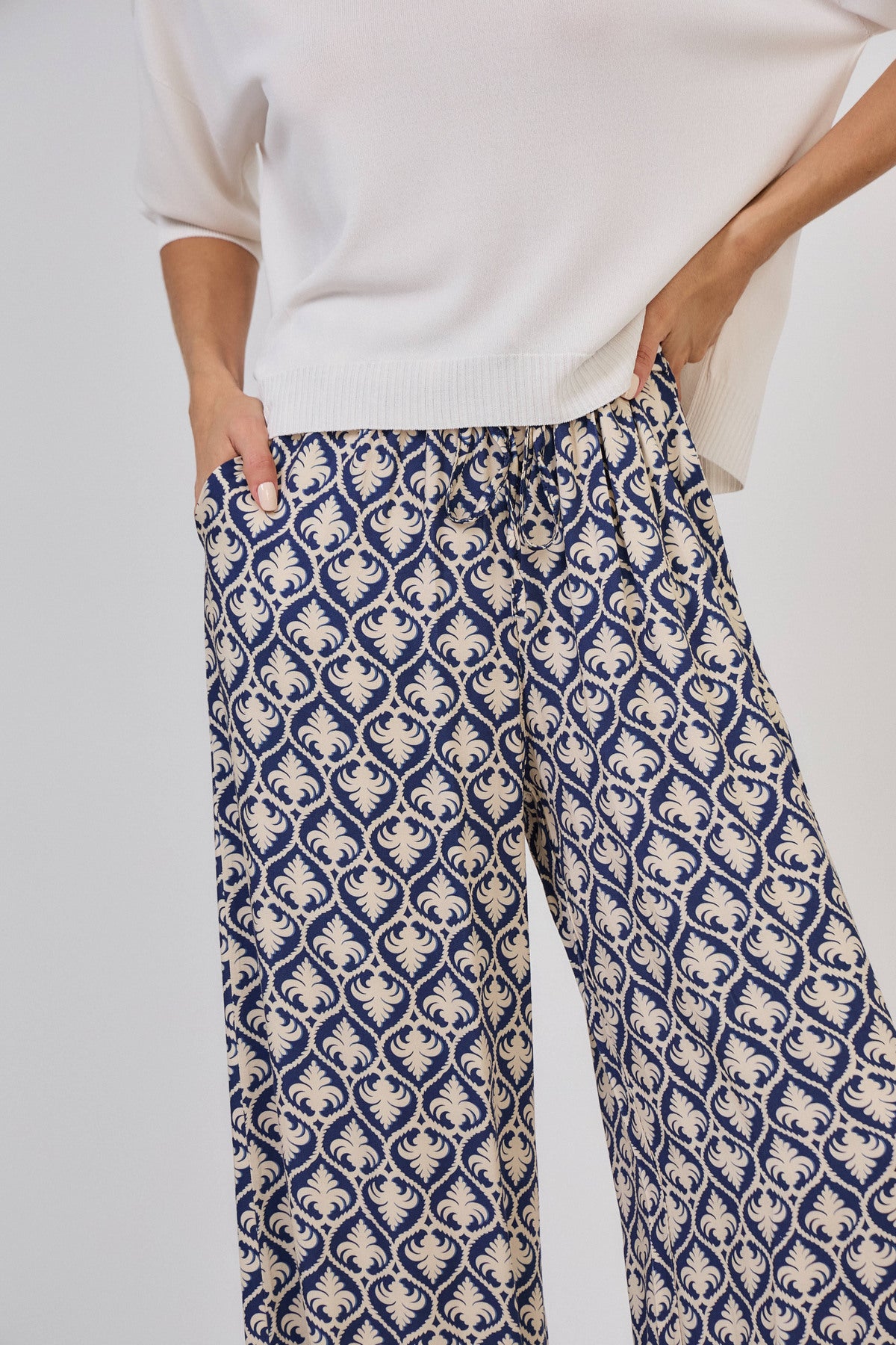 Pantaloni a gamba larga con stampa arabesque -  beige e nero o beige e blu