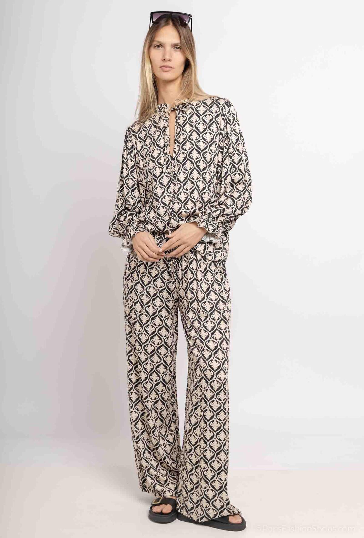 Pantaloni a gamba larga con stampa arabesque -  beige e nero o beige e blu