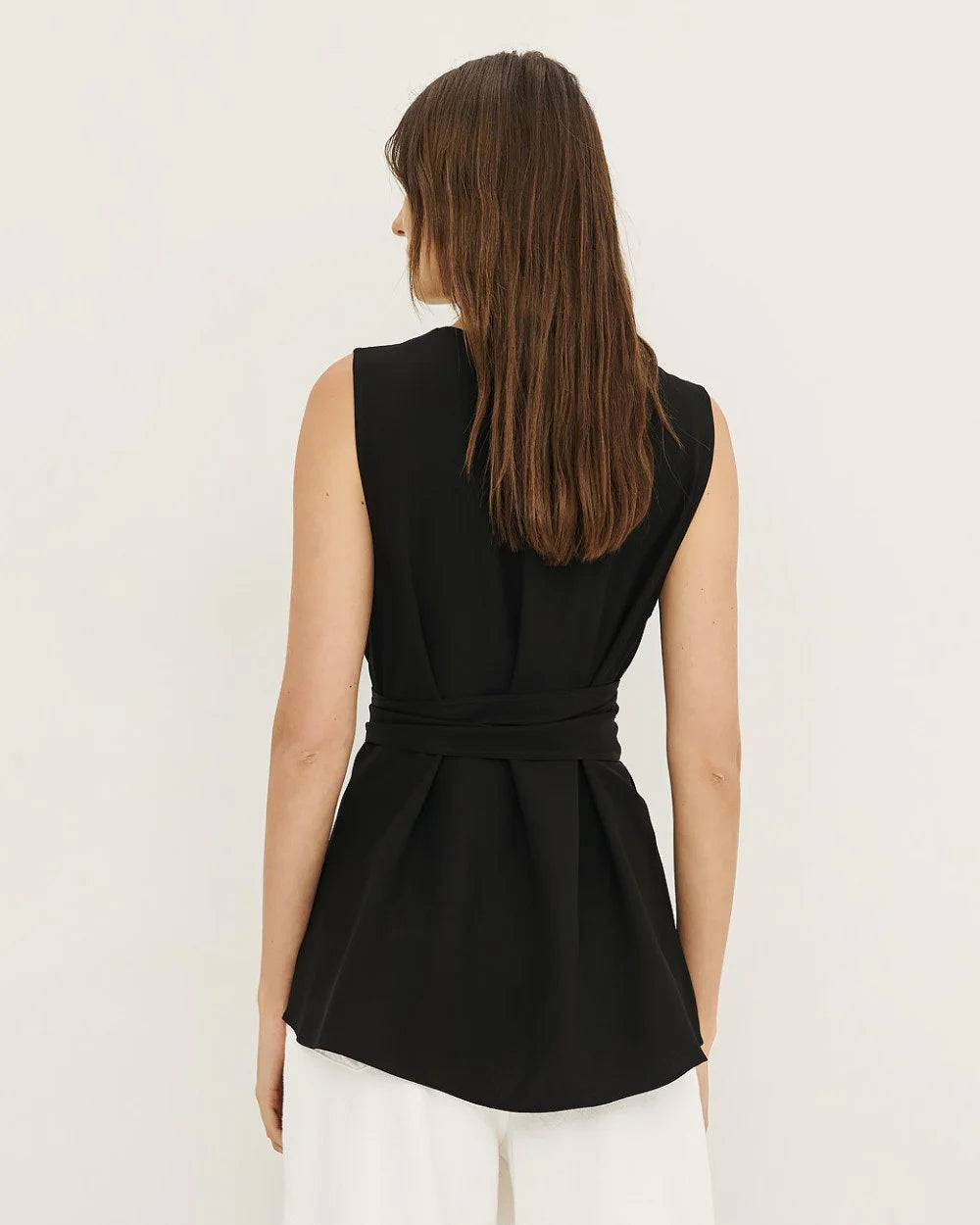 Blusa smanicata color caramello o nero