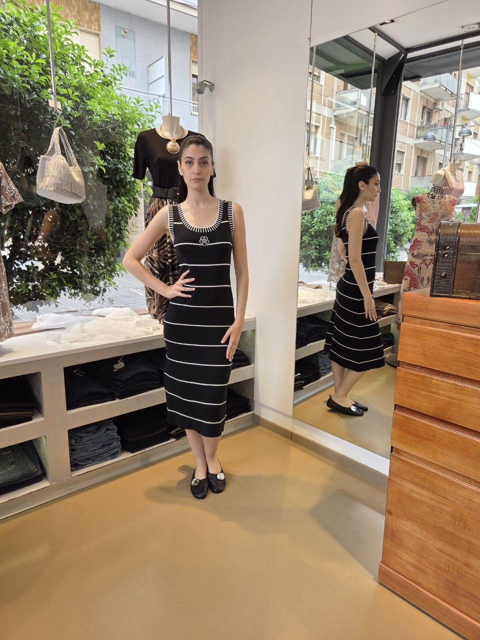 Abito Camelia in Maglia – Chic in Bianco e Nero