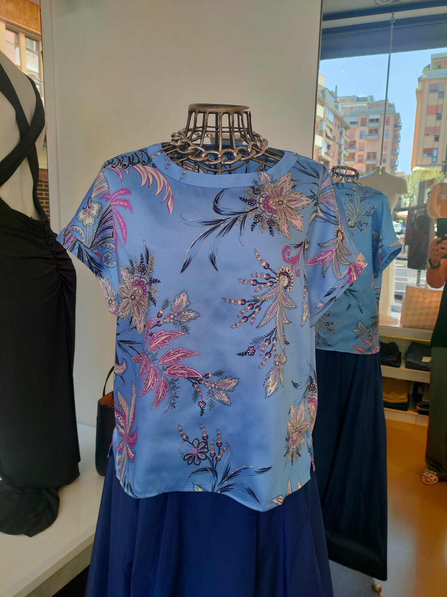 Blusa azzurra in twill stampato