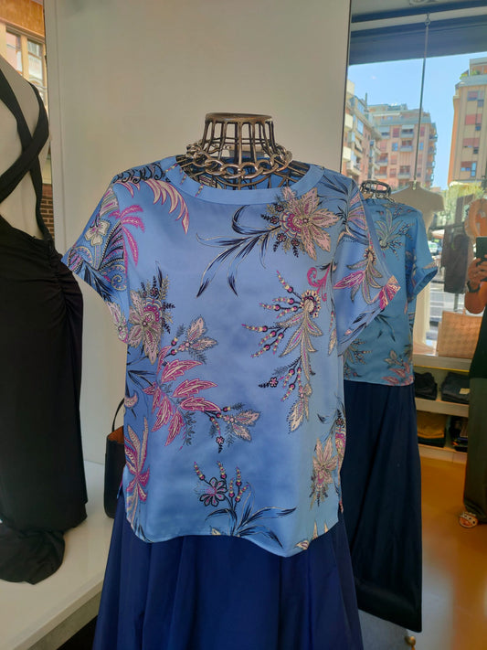 Blusa azzurra in twill stampato