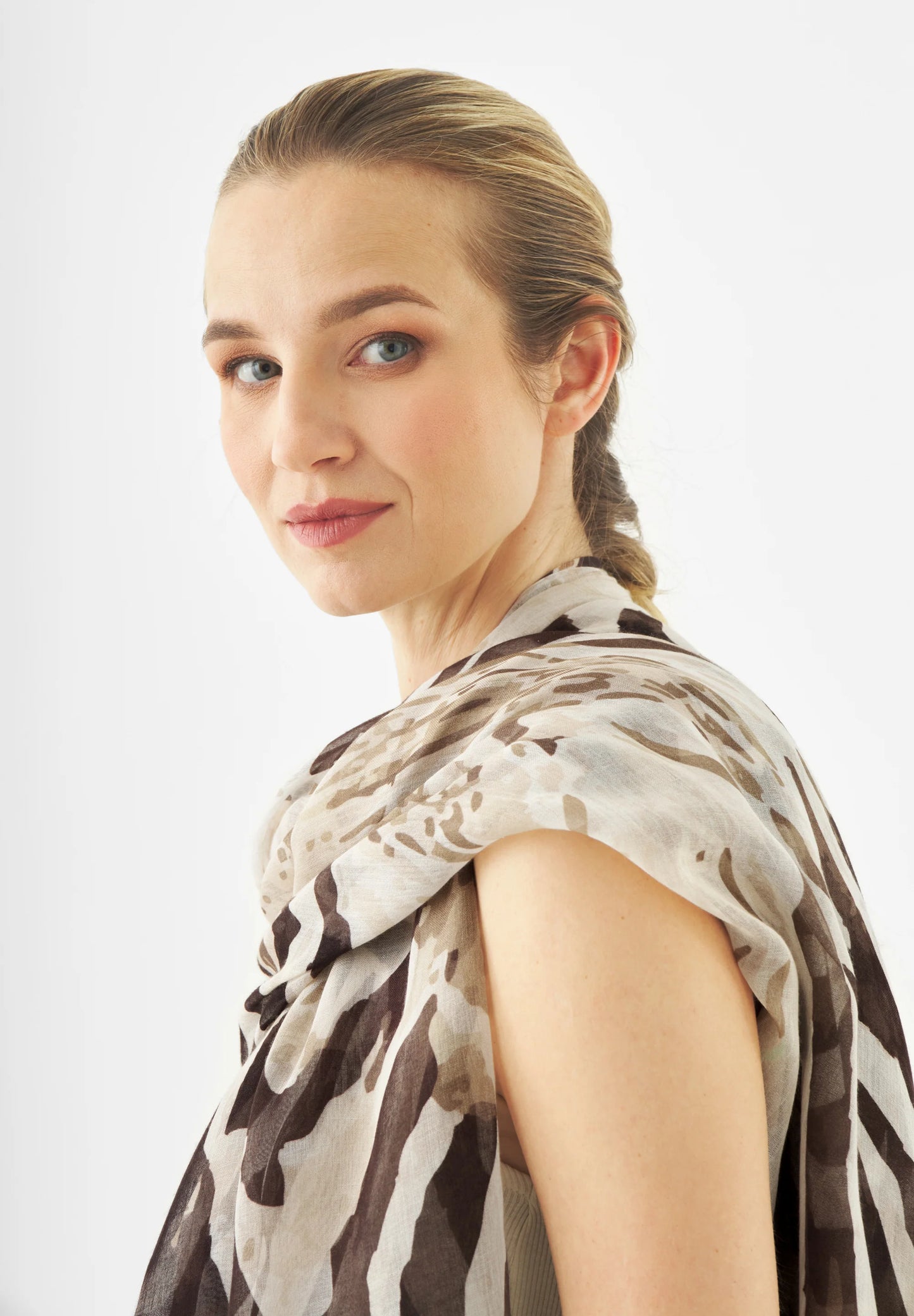 Sciarpa a Stola in Cotone e Modal "Wild Elegance" – Texture Setosa e Trasparenze