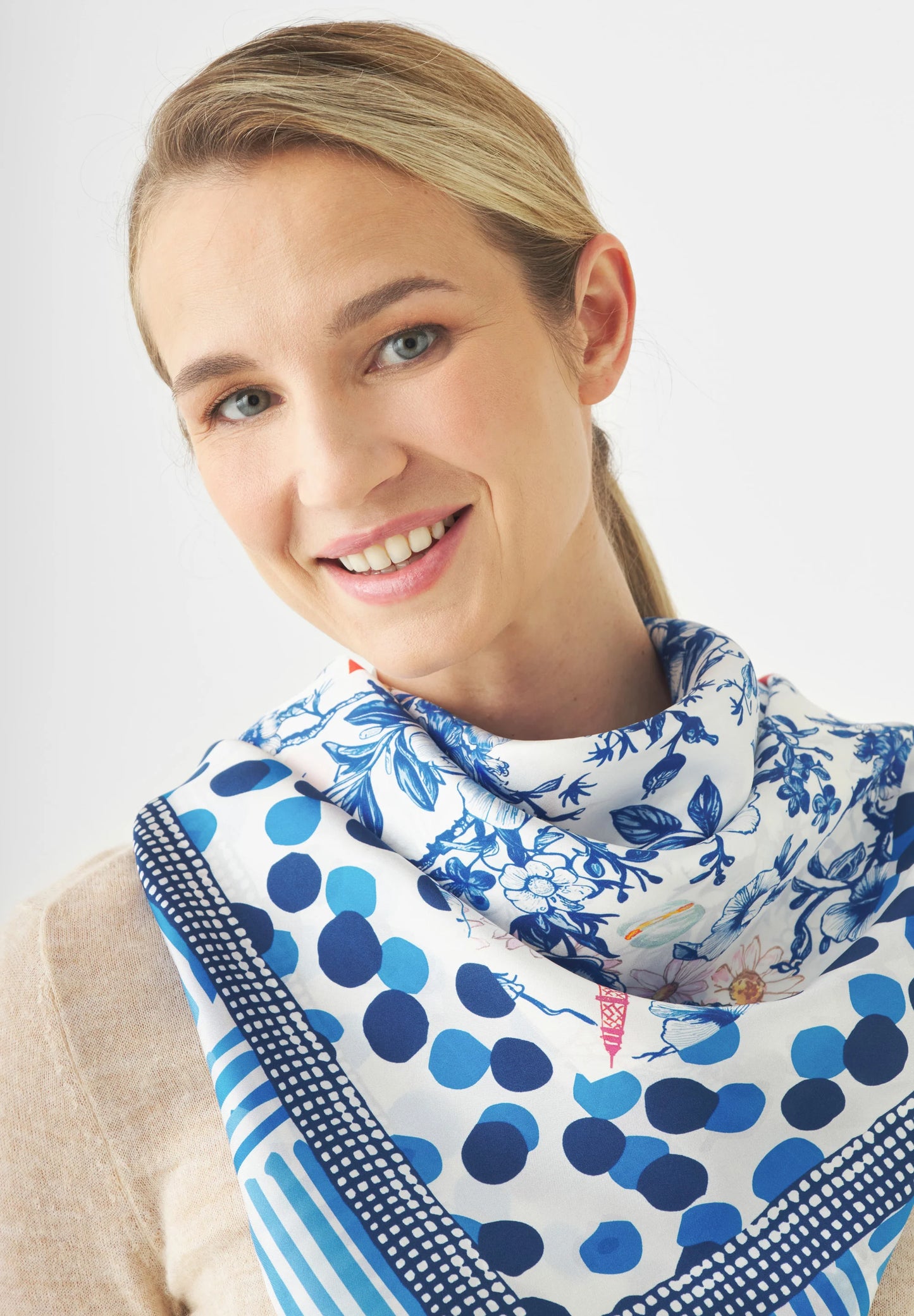 Foulard Triangolare in Seta Pura – Edizione Limitata "Parisian Chic"