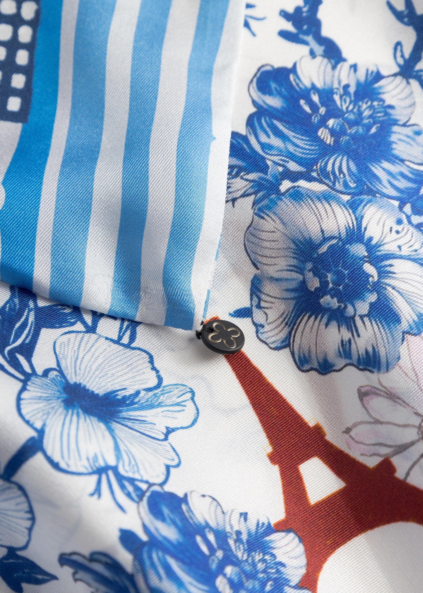 Foulard Triangolare in Seta Pura – Edizione Limitata "Parisian Chic"