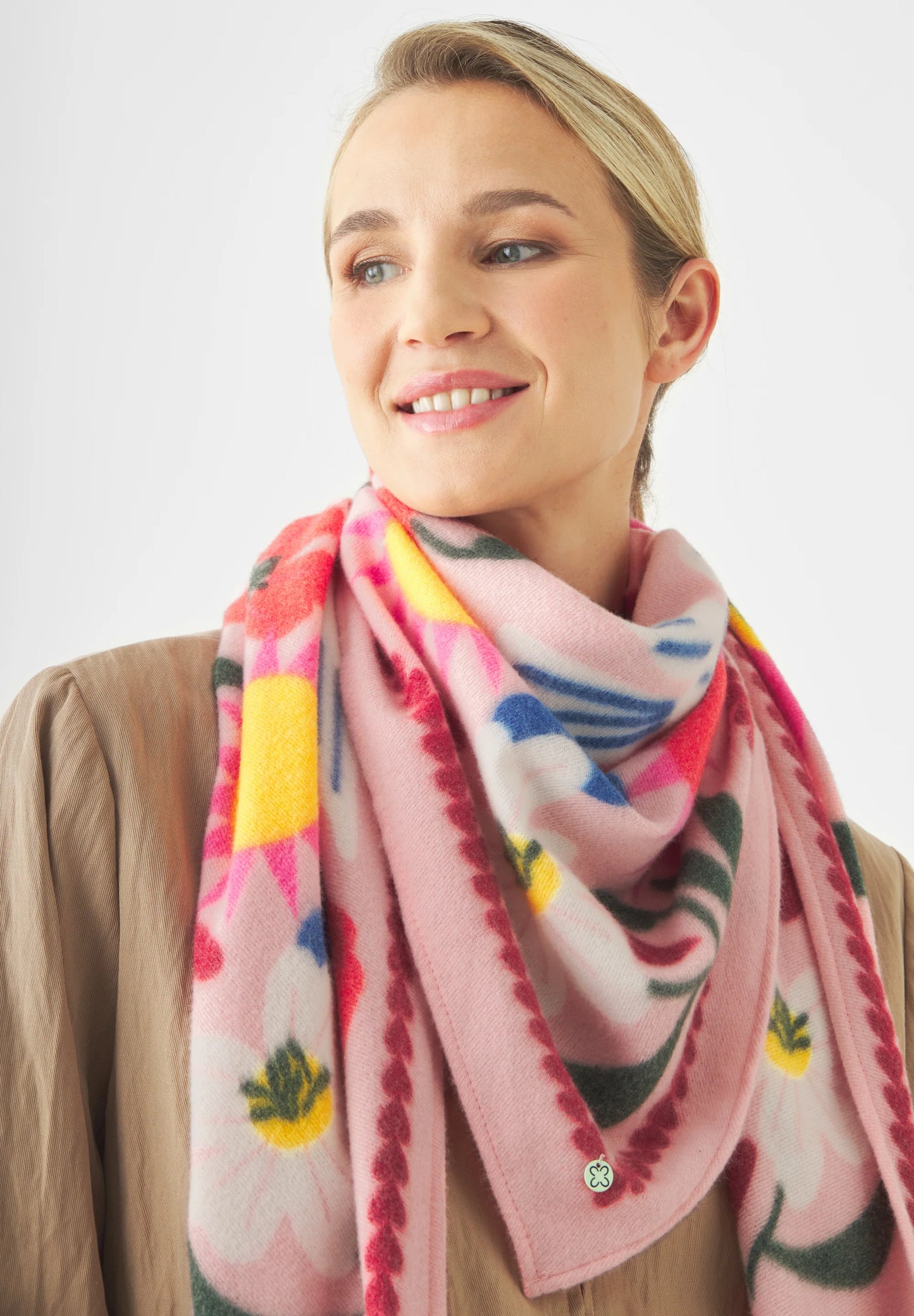 Sciarpa a Punta in Tessuto Morbidissimo: Carezza Floreale "Bisou