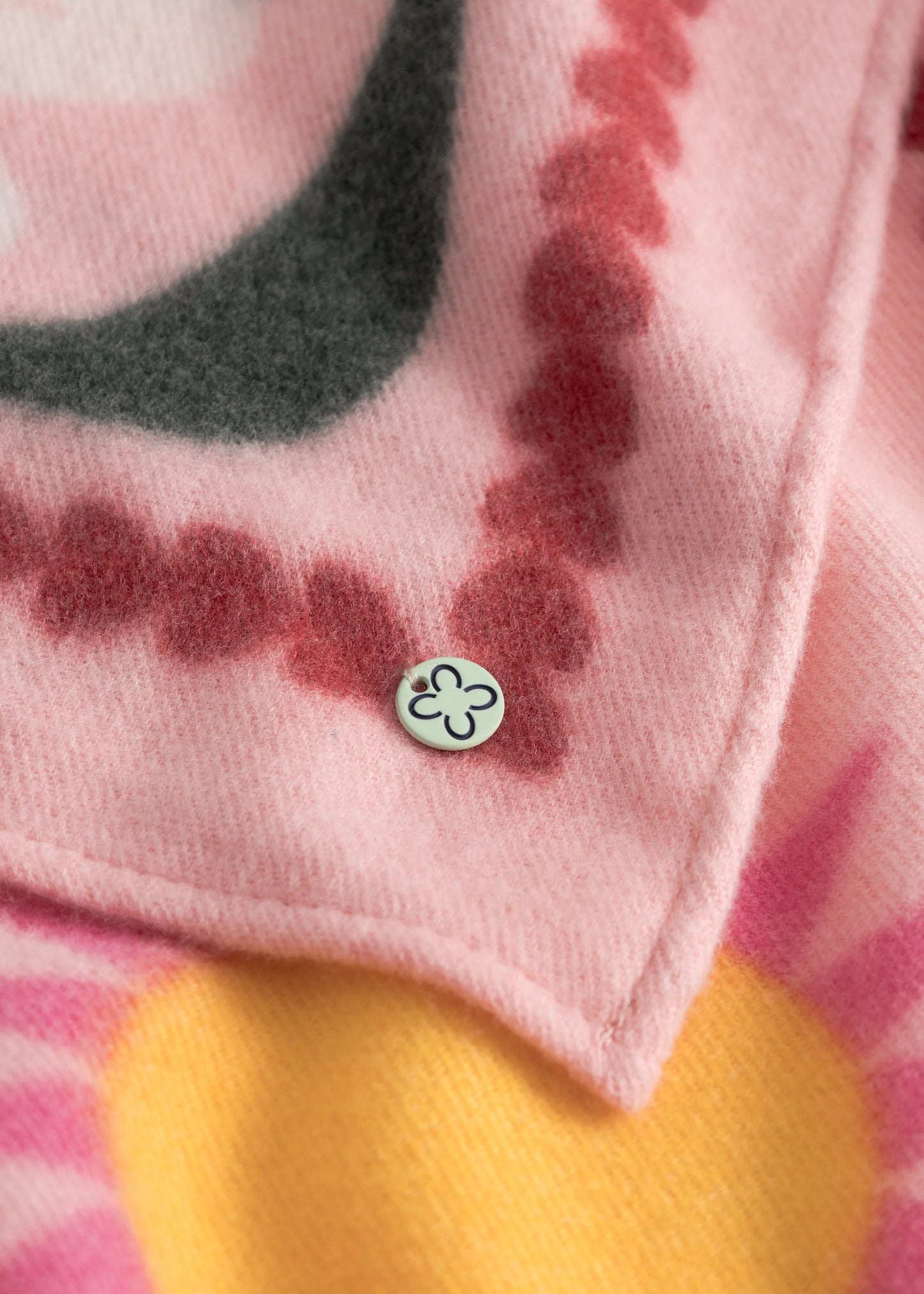 Sciarpa a Punta in Tessuto Morbidissimo: Carezza Floreale "Bisou