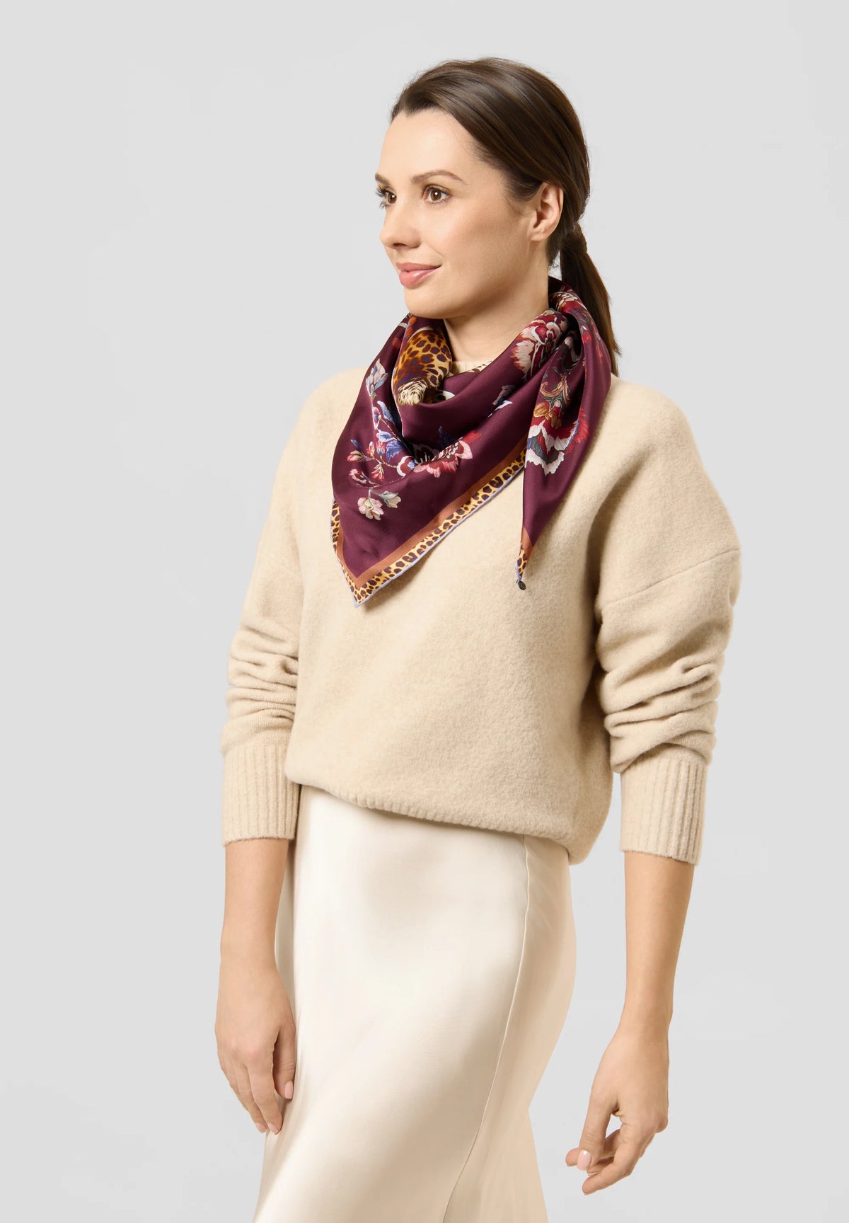 Foulard di Seta con Motivo Floreale e Leopardato