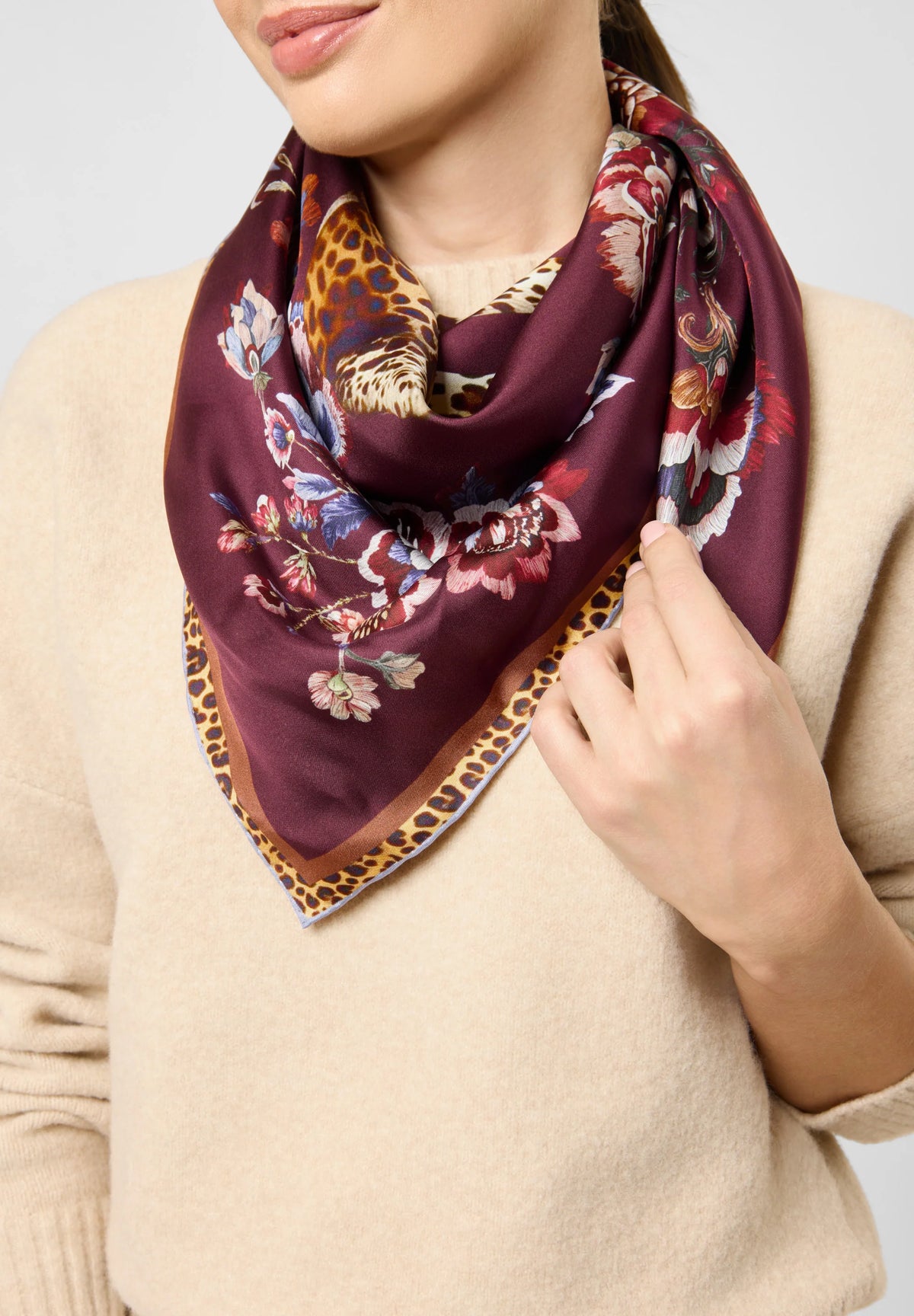 Foulard di Seta con Motivo Floreale e Leopardato