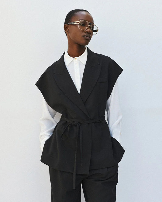 Il Gilet Senza Bottoni che Ridefinisce lo Stile