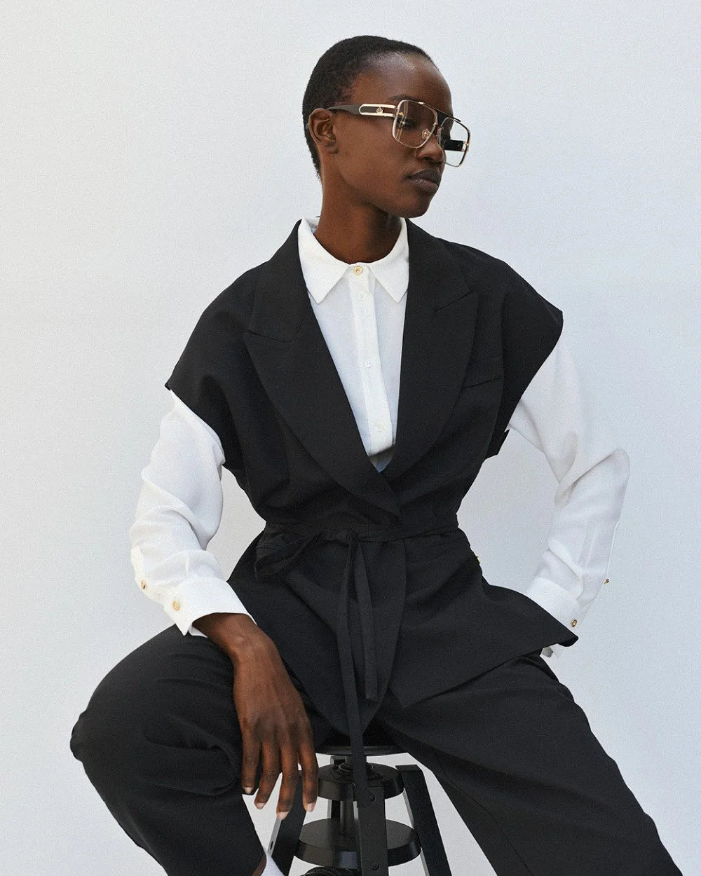 Il Gilet Senza Bottoni che Ridefinisce lo Stile