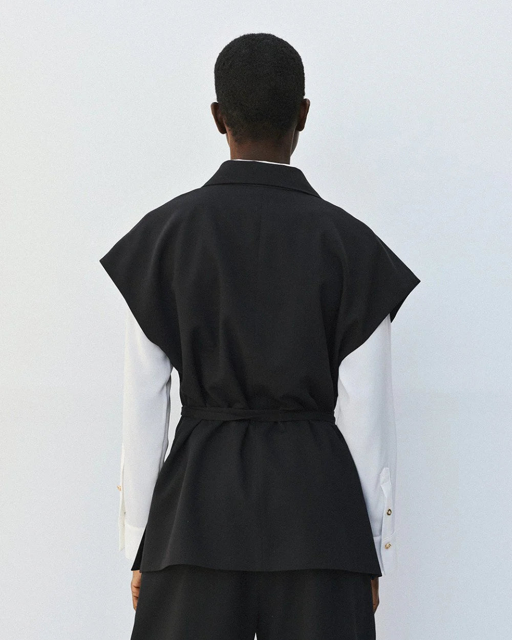 Il Gilet Senza Bottoni che Ridefinisce lo Stile
