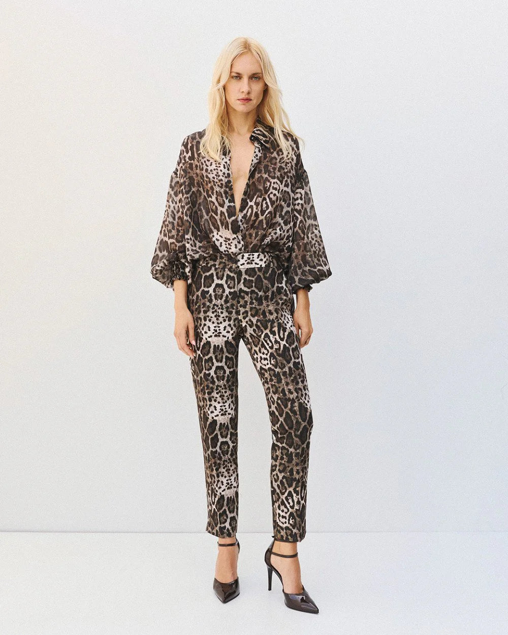 Pantaloni Leopardati che Catturano lo Sguardo: Audacia e Eleganza in Ogni Movimento