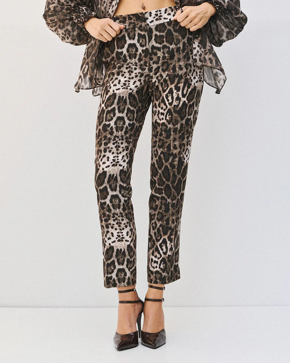 Pantaloni Leopardati che Catturano lo Sguardo: Audacia e Eleganza in Ogni Movimento