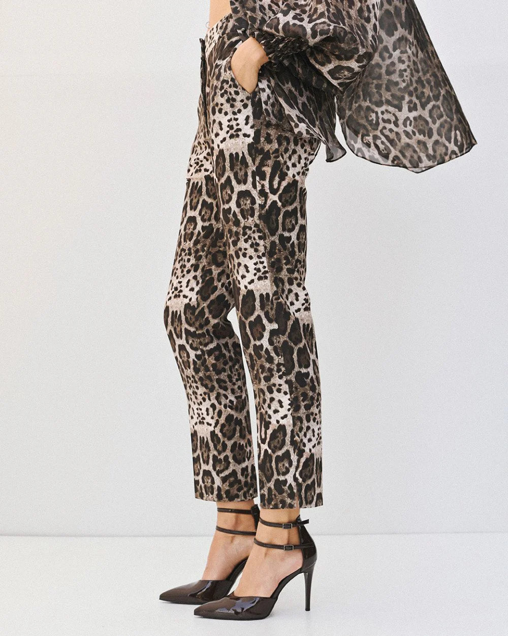 Pantaloni Leopardati che Catturano lo Sguardo: Audacia e Eleganza in Ogni Movimento
