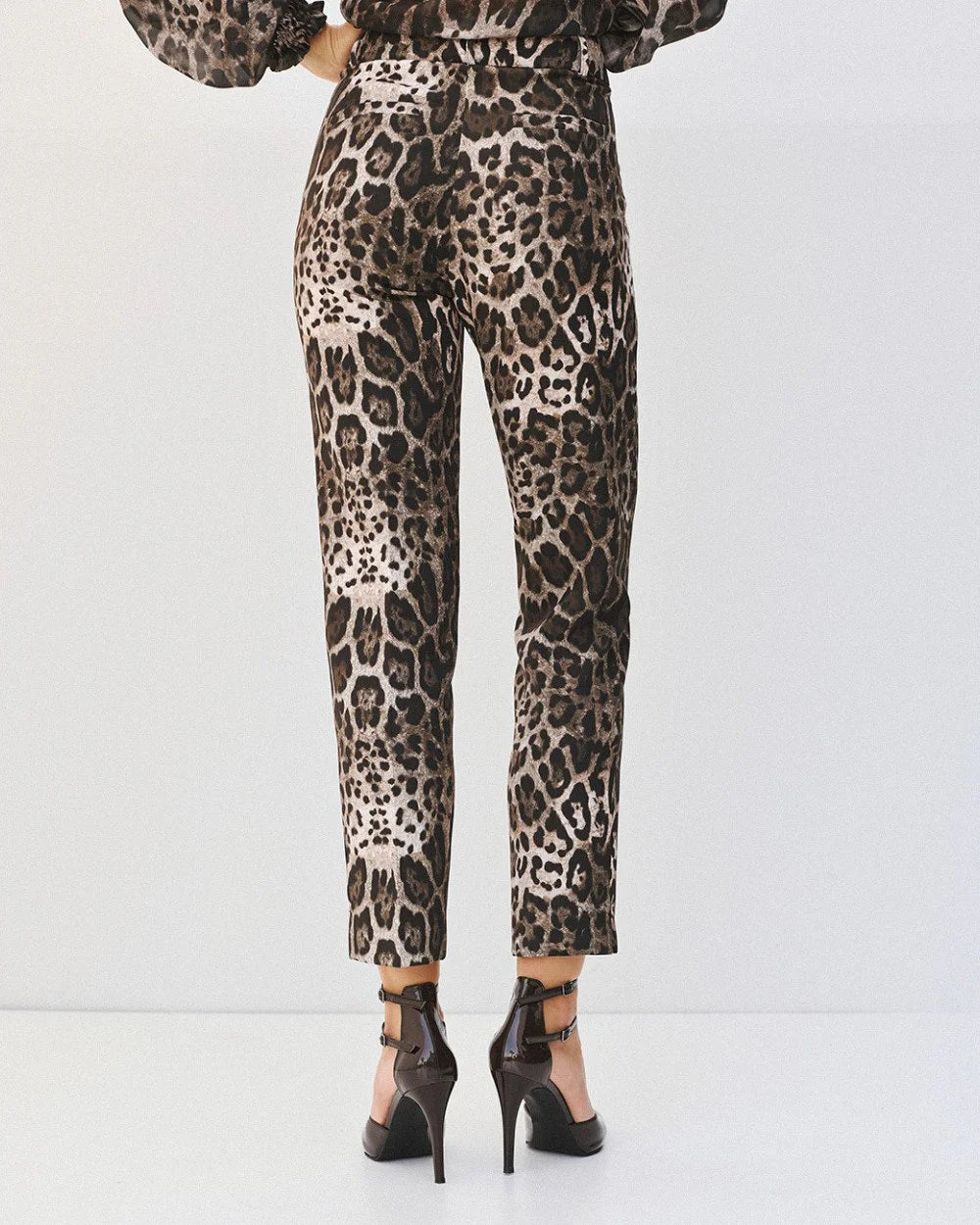Pantaloni Leopardati che Catturano lo Sguardo: Audacia e Eleganza in Ogni Movimento