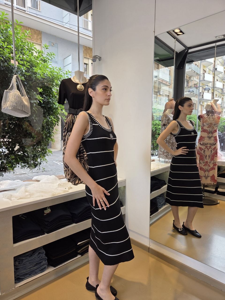 Abito Camelia in Maglia – Chic in Bianco e Nero