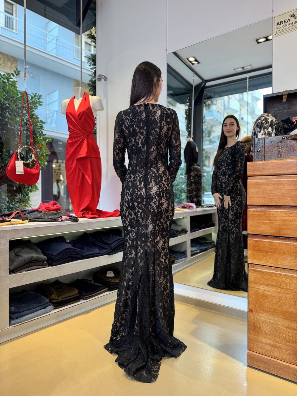 Abito lungo a sirena in pizzo