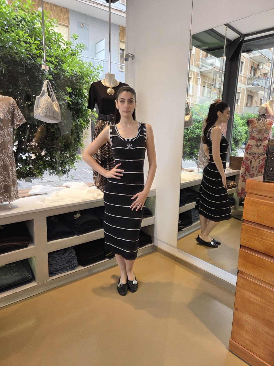 Abito Camelia in Maglia – Chic in Bianco e Nero
