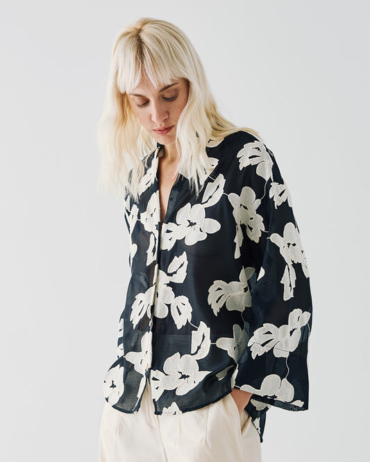 Blusa nera con disegno floreale panna