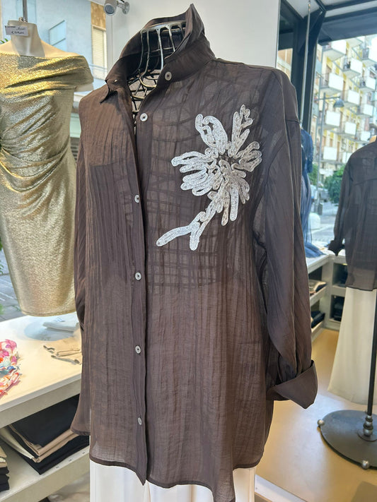 Camicia marrone in voile con delicato ricamo sul davanti
