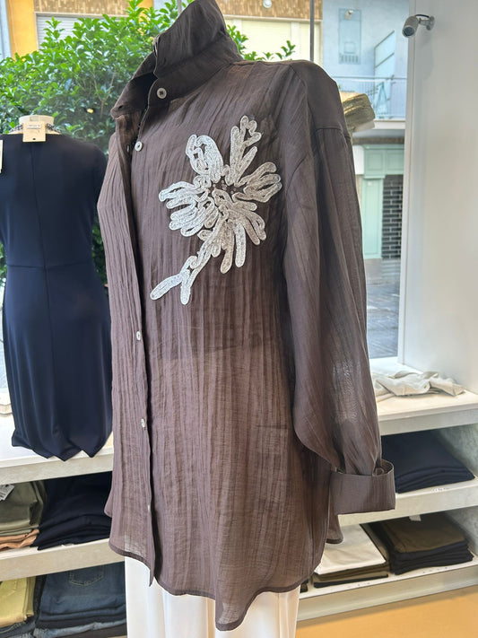 Camicia marrone in voile con delicato ricamo sul davanti