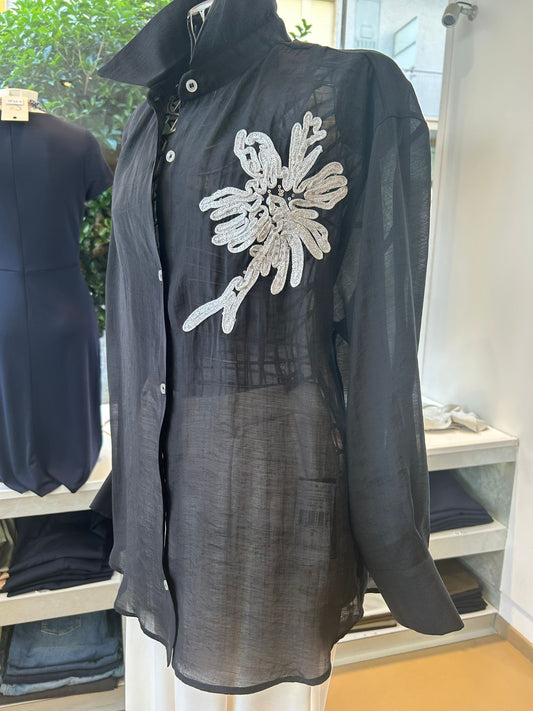 Camicia nera in voile con delicato ricamo sul davanti