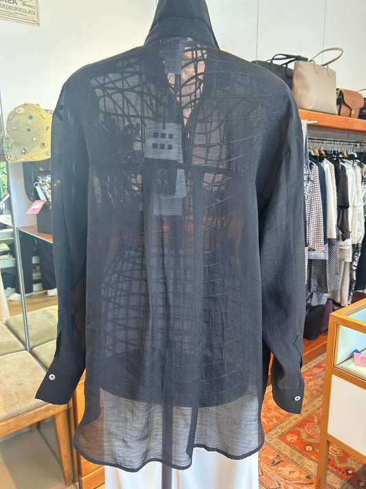 Camicia nera in voile con delicato ricamo sul davanti