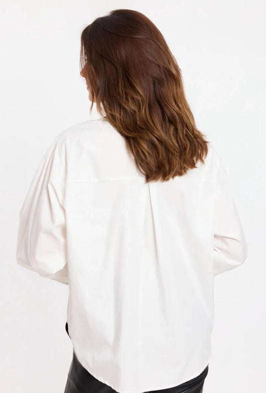 Camicia Bianca Oversize con Dettaglio Gioiello