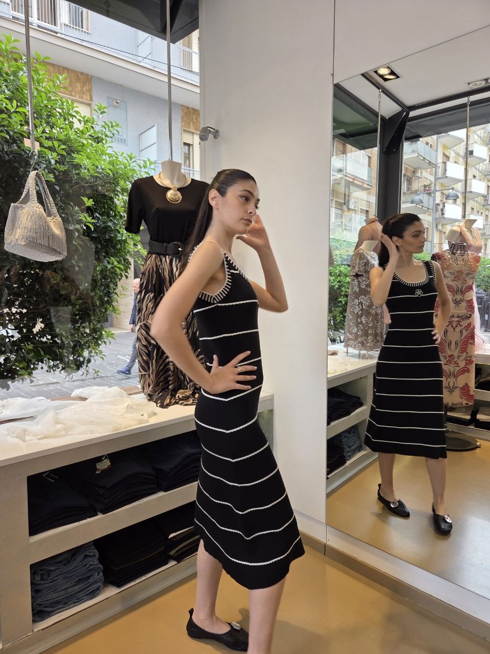 Abito Camelia in Maglia – Chic in Bianco e Nero