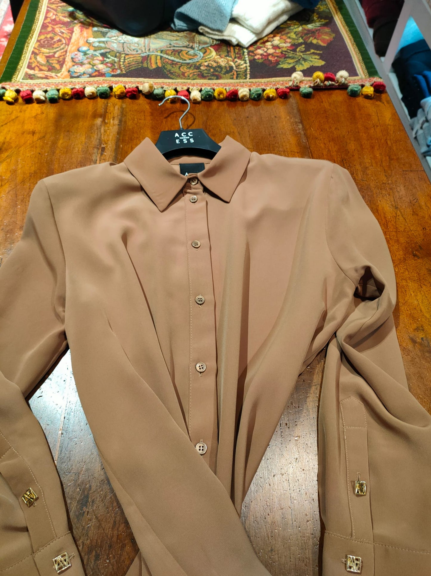 Camicia classica con bottoni a monogramma sui polsini - Rosso, Bordeaux, Beige, Ruggine