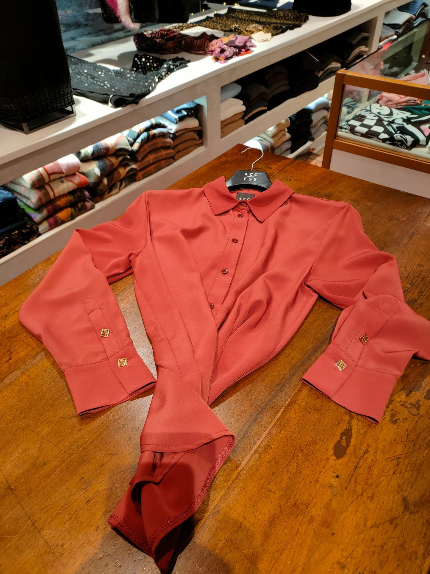 Camicia classica con bottoni a monogramma sui polsini - Rosso, Bordeaux, Beige, Ruggine