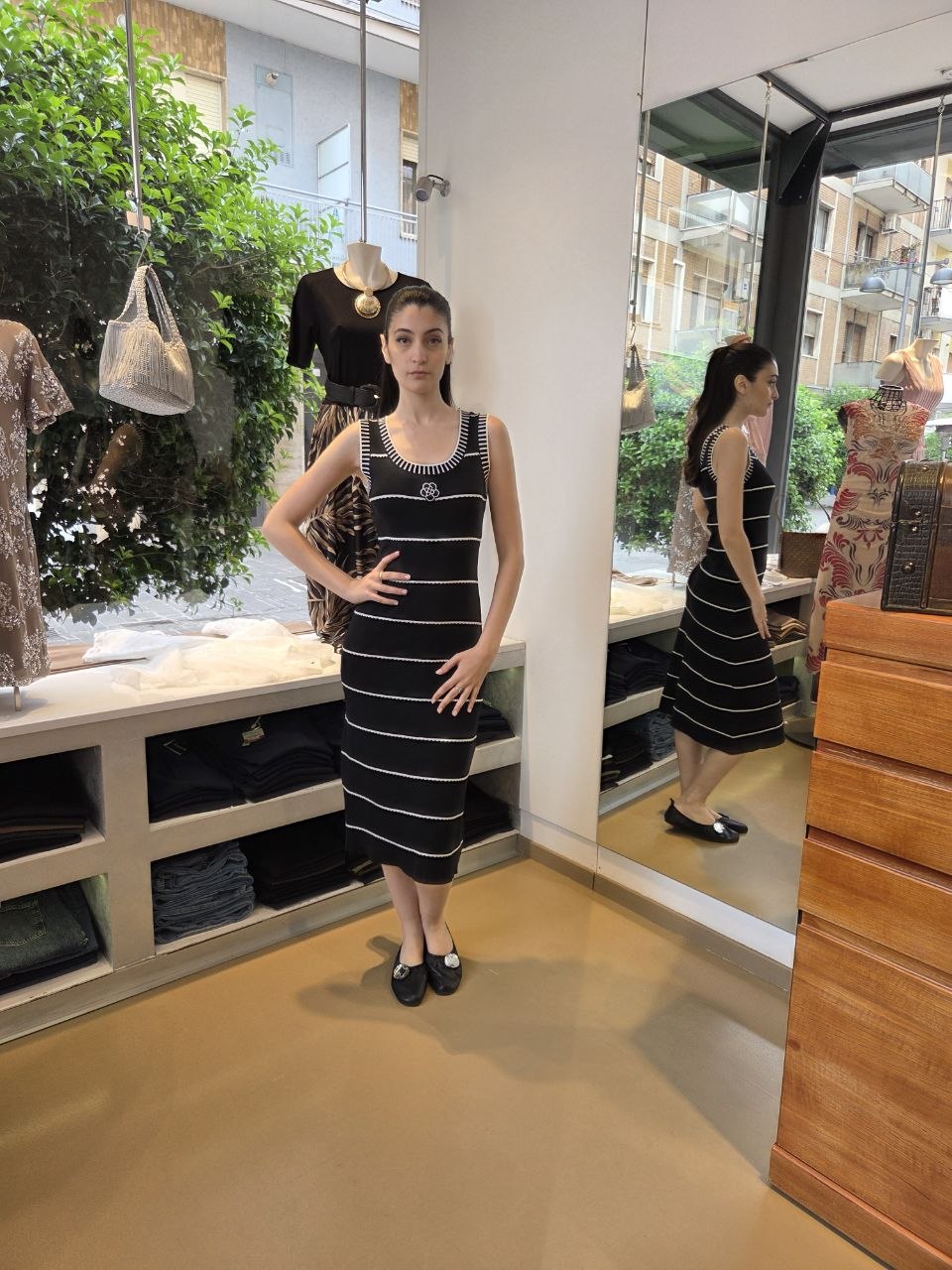 Abito Camelia in Maglia – Chic in Bianco e Nero