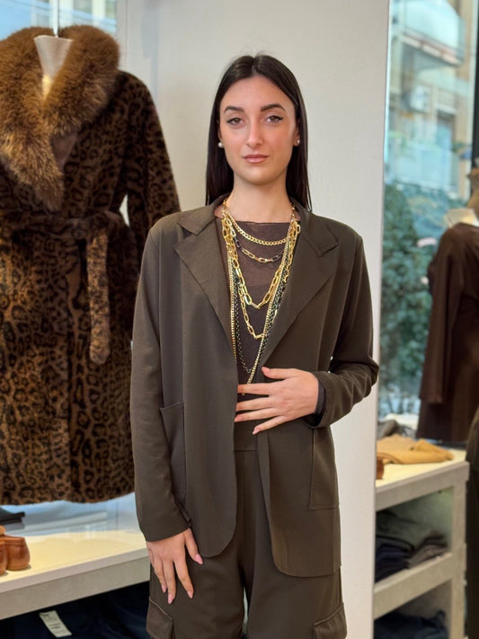 Total Brown Look 4 pezzi: Completo in Tessuto Tecnico, Misto Cashmere e Collana con Dettagli Gold
