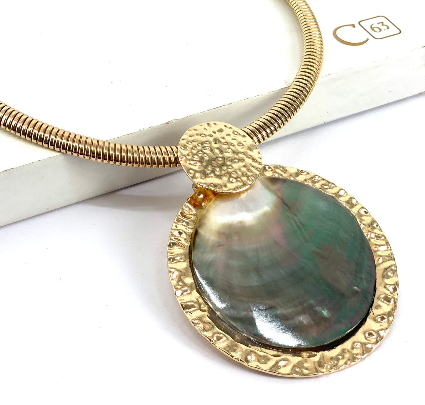 Choker necklace with pendant