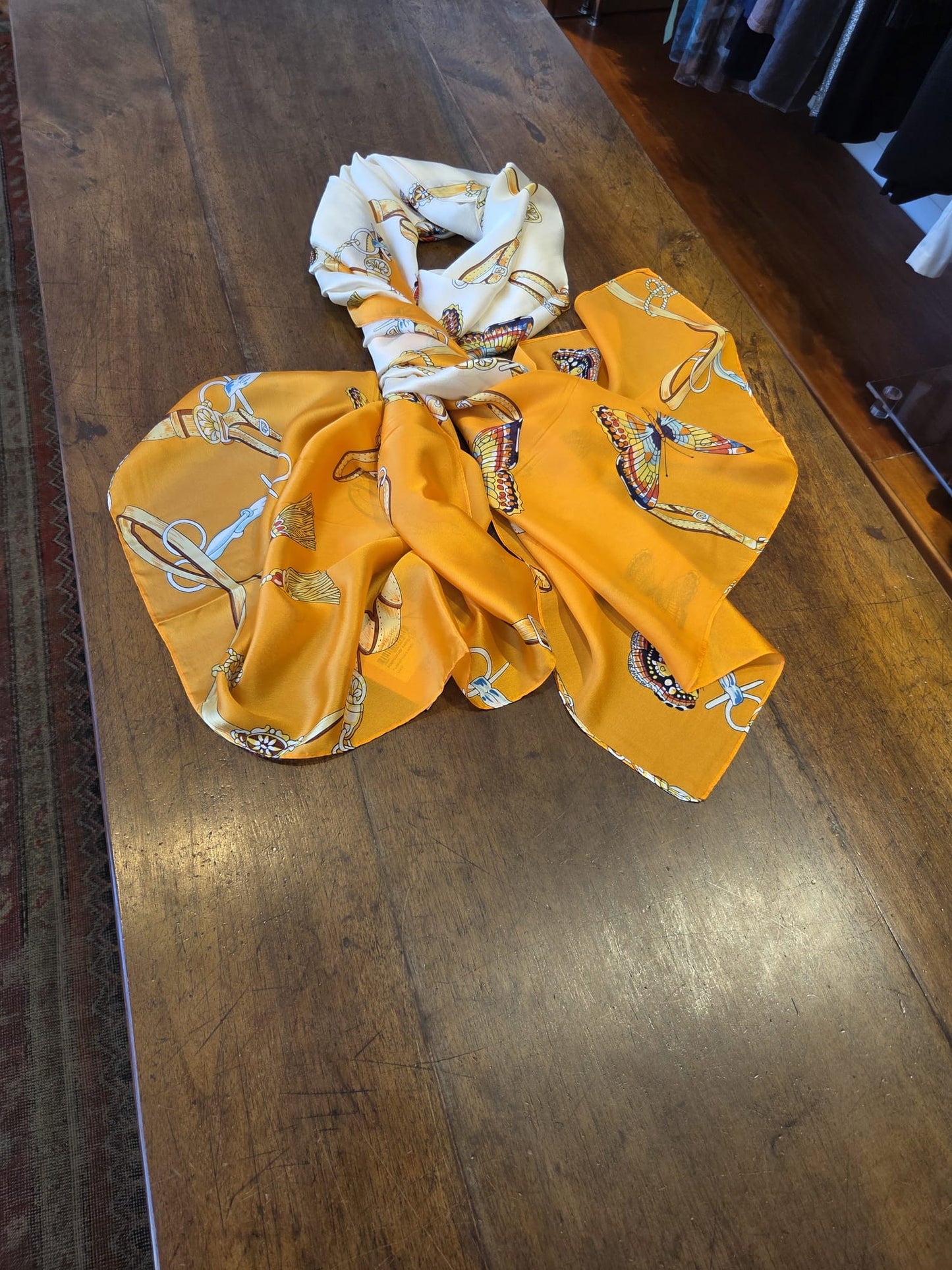 Sciarpa Stampata - Giallo Ocra e Farfalle, Stampa Animalier,  Geometrica