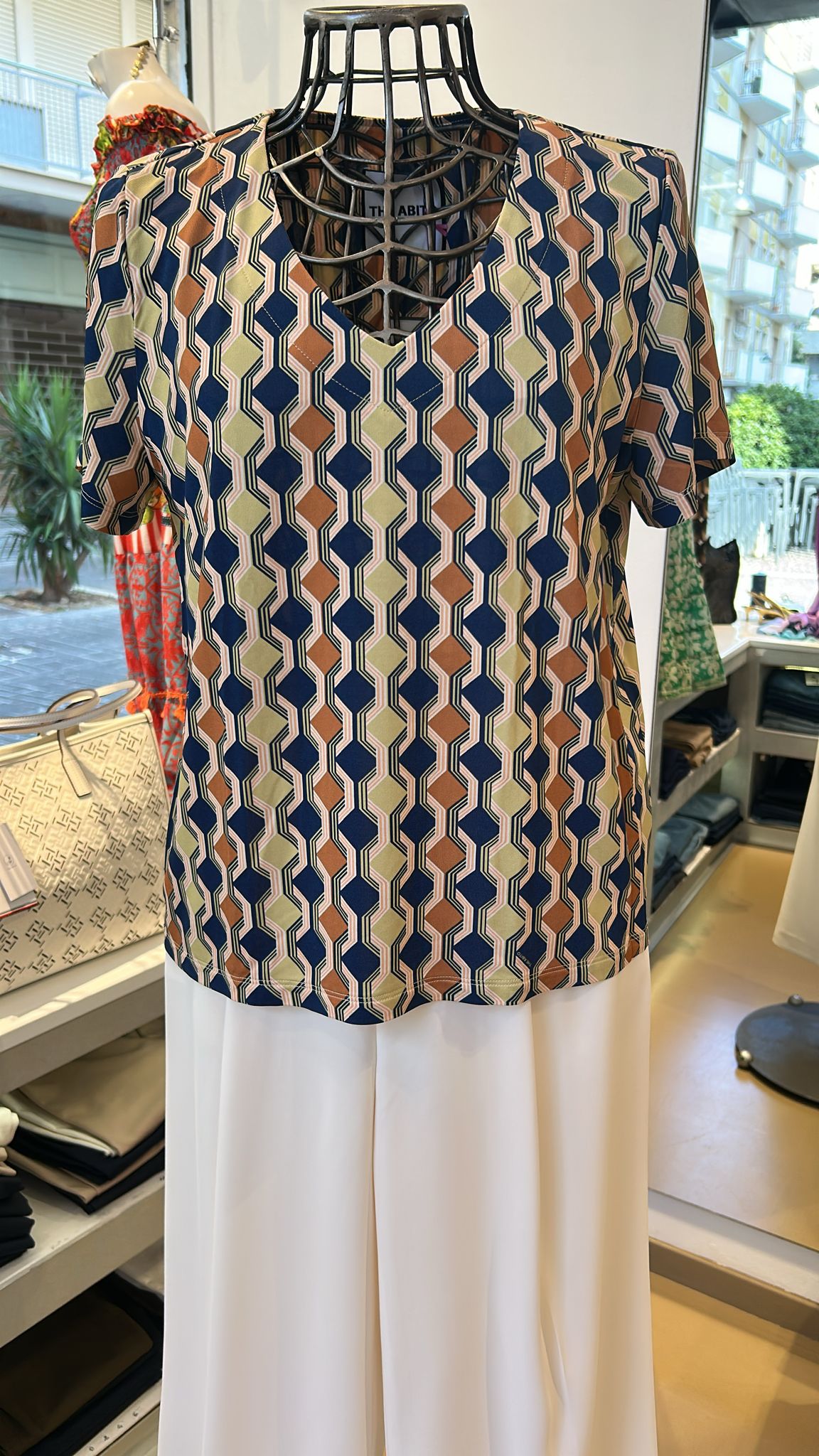 T-shirt a v con stampa geometrica