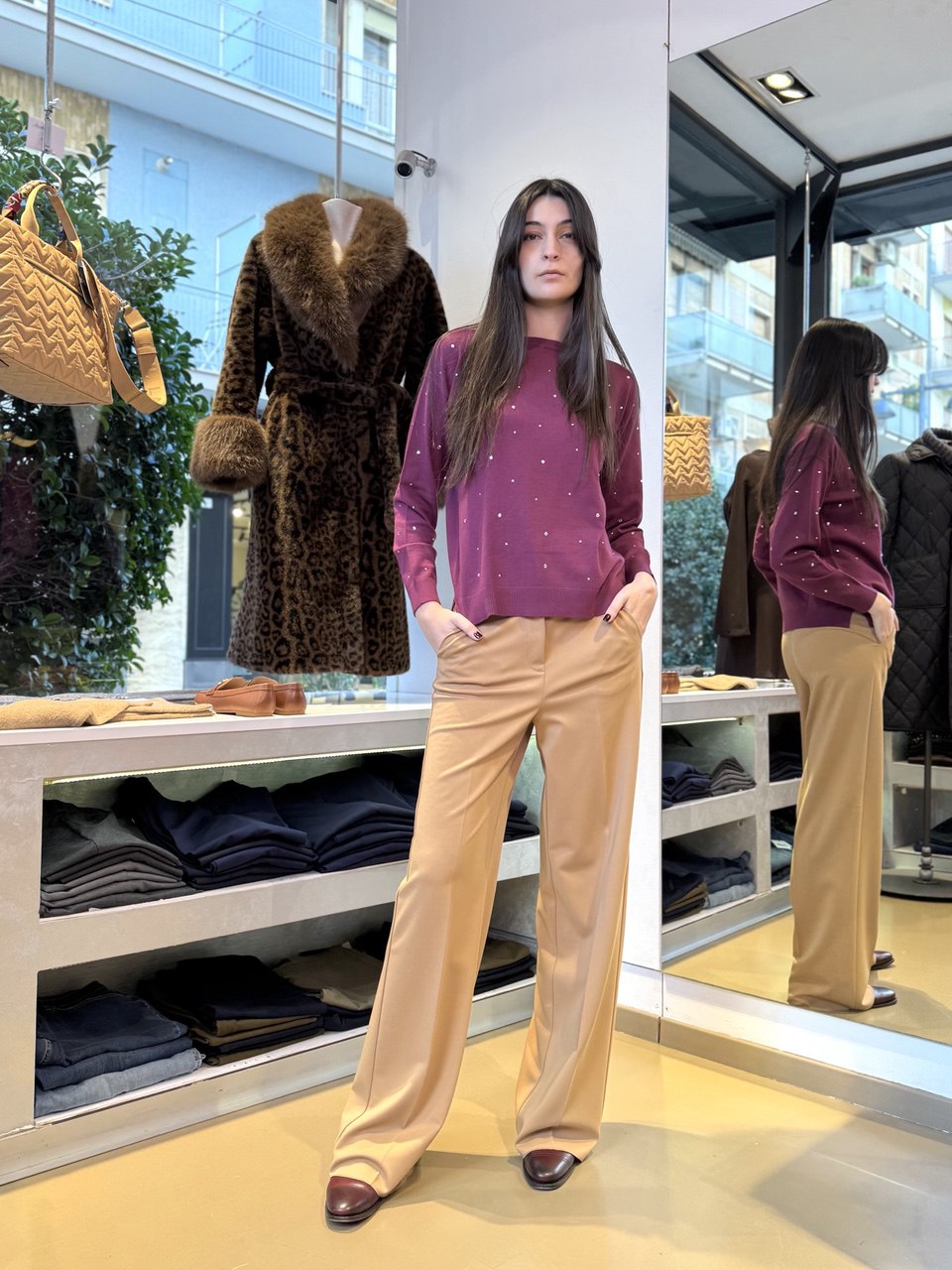 Maglia a girocollo con cristalli - Nera, celeste polvere
